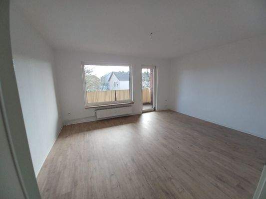 Wohnzimmer mit Balkon 