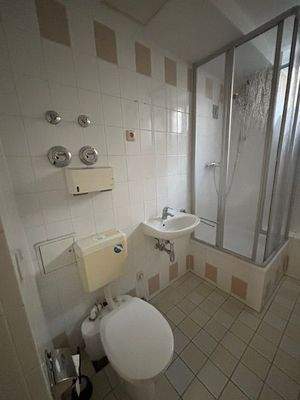 Bad mit Dusche 2.jpg