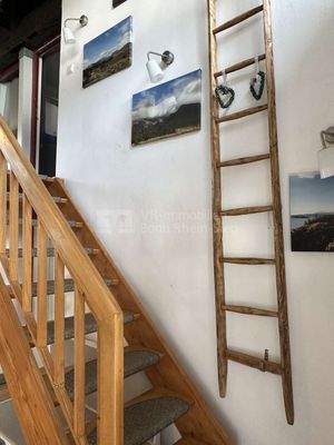 Holztreppe ins Obergeschoss