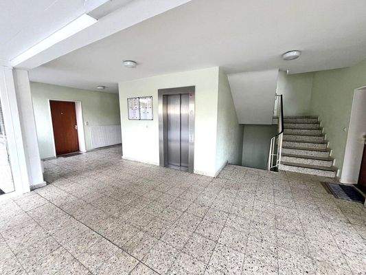 Hauseingang mit Fahrstuhl