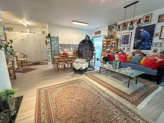 Großzügiger Wohnbereich mit integrierter Küche