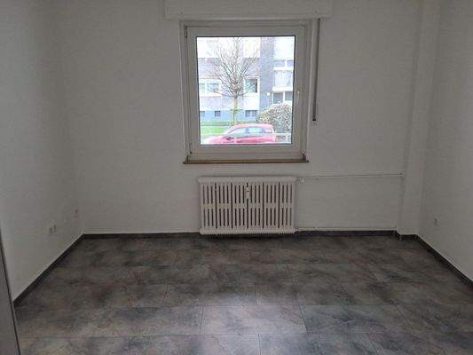 Leeres Zimmer mit Fenster