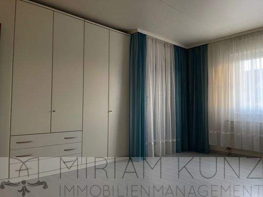 großes Schlafzimmer_5104_MiriamKunz-Immobilienmanagement.jpg