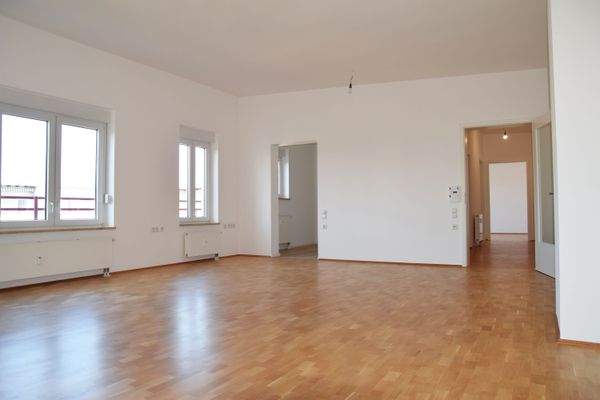 Wohnzimmer mit Blick in die Küche