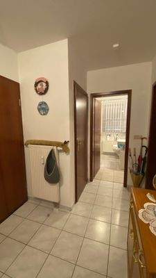 Flur zu Abstellraum und Bad (vor Sanierung | bewohnt)