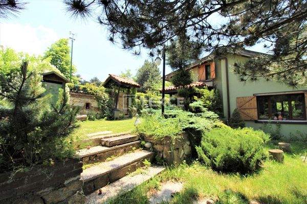 Detached Homes Intertwined with Nature on Uludag Road in Bursa