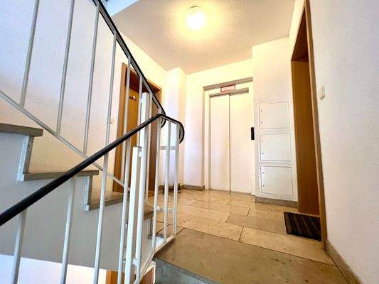 Gepflegtes Treppenhaus mit Aufzug