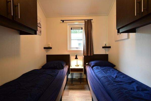 kaufen-chalet-biddinghuizen-gaestezimmer-zwei-betten-recreatieadviseurs-vakantiehuistekoop-nl.jpg