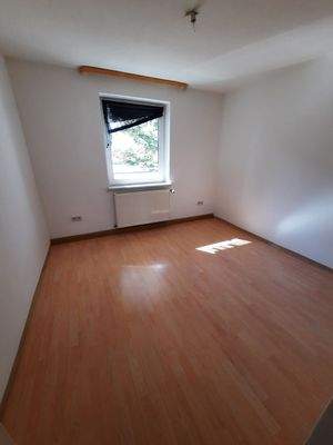 Leeres Zimmer mit Fenster