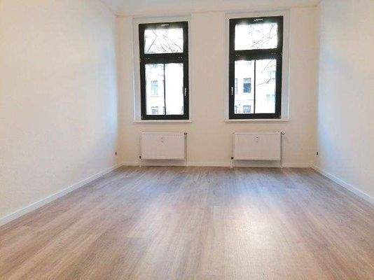 Schlafzimmer mit neuem Laminat