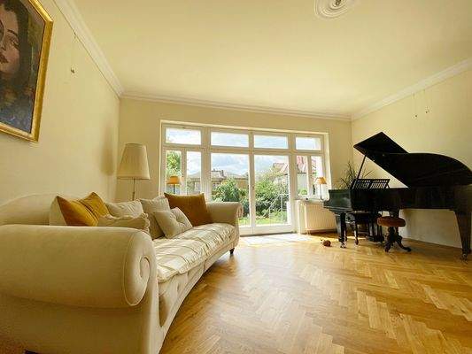 Lichtdurchflutetes Wohnzimmer im Erdgeschoss