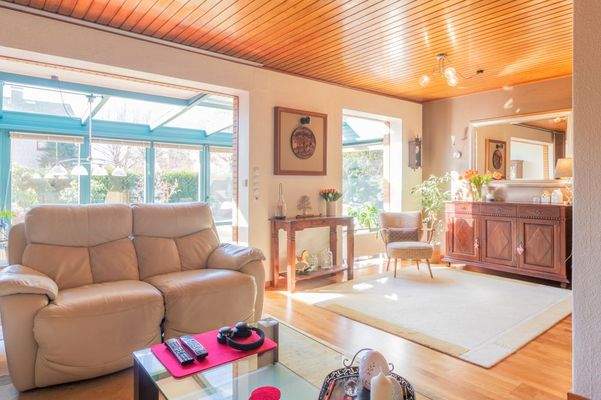 Wohnbereich mit Blick in den Wintergarten 