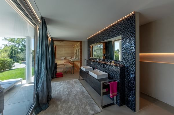 Bad EG mit blick in die Sauna.jpg