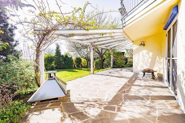 Die überdachte Terrasse läd zum Verweilen ein. 