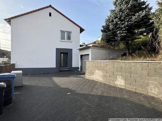 seitliche Ansicht mit Stellplätzen