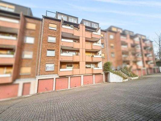 Rückansicht mit Garagen