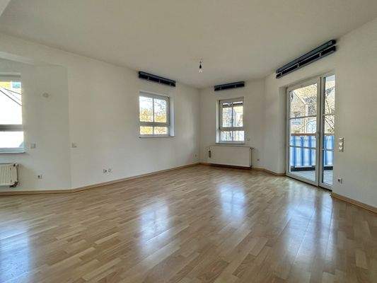 Wohnbereich mit Zugang zum Balkon