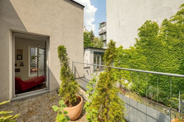 Terrasse 1. OG mit Blick in Masterbereich