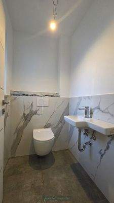 Gäste-WC - Spiegel wird noch montiert