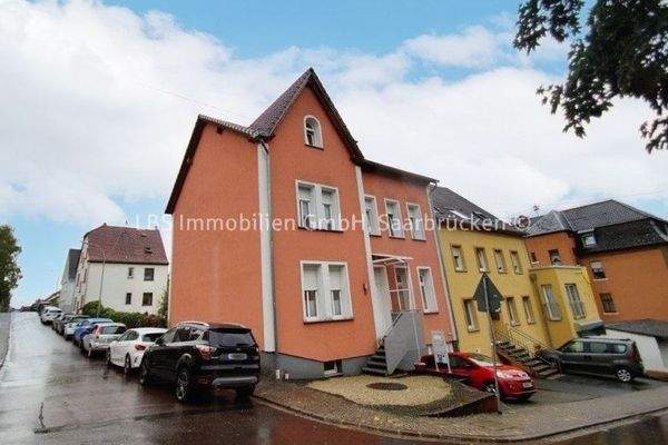 Außenansicht mit Stellplatz