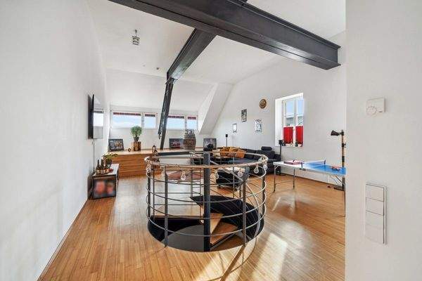 Treppe in die untere Ebene