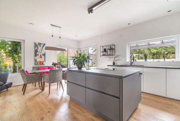 moderne Küche mit Blick in den Garten