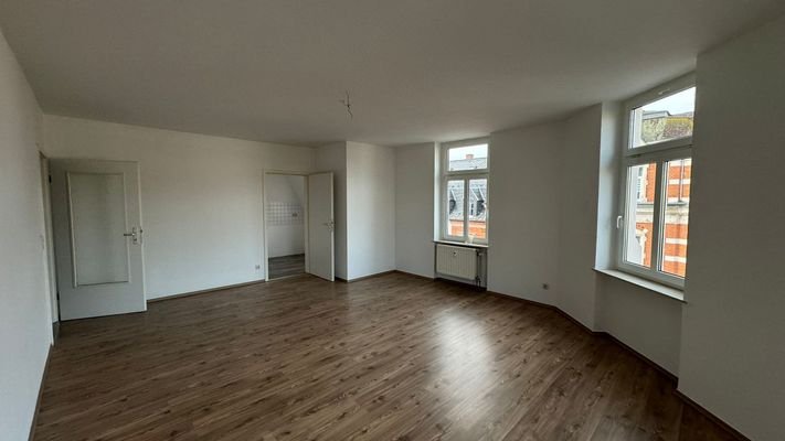 Wohnzimmer mit Blick auf Küche.jpg