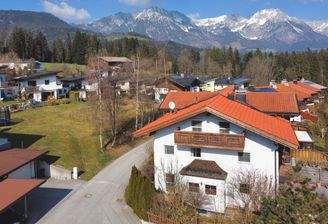 Außenansicht mit Bergpanorama