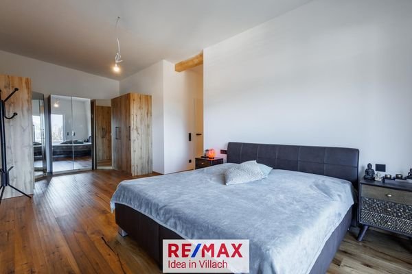 Schlafzimmer mit Schrankraum