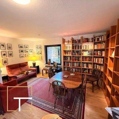 Wohnzimmer mit Bücherwand