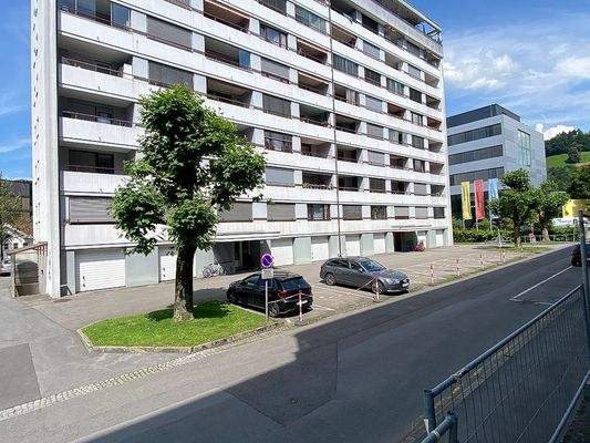 Aussenansicht mit Besucherparkplätzen