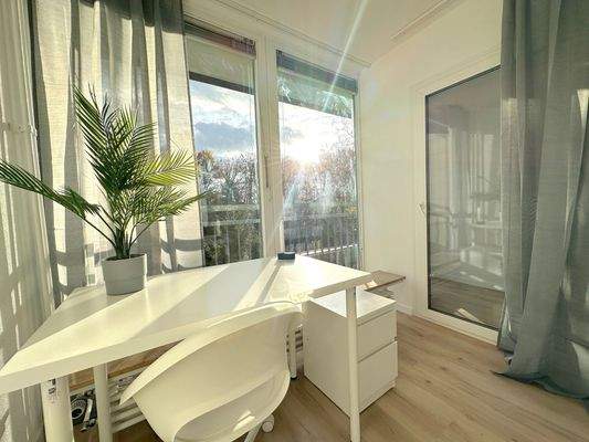 Helles WG-Zimmer mit Fenster