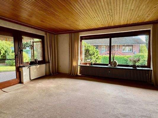 helle Fensterfronten im Wohnzimmer