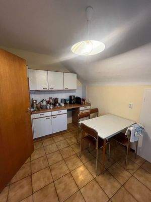 Kleine Küche mit Tisch