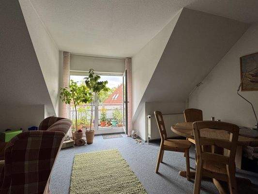 Wohnzimmer mit Balkonzugang