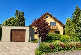 Aussenansicht mit Garage