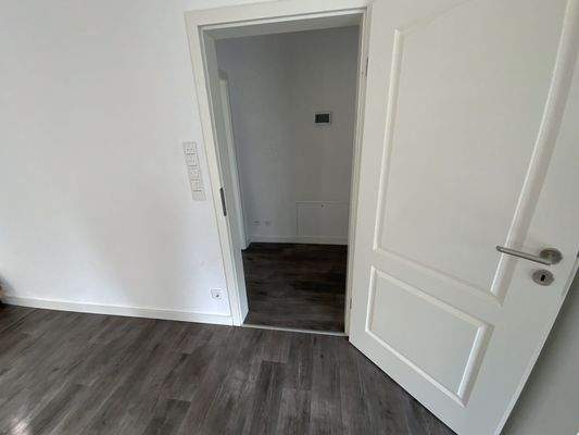 weiße Innentüren und moderne Schalter für die elektrischen Rollläden