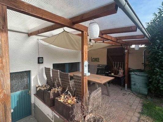 Überdachte Terrasse mit Kellerzugang