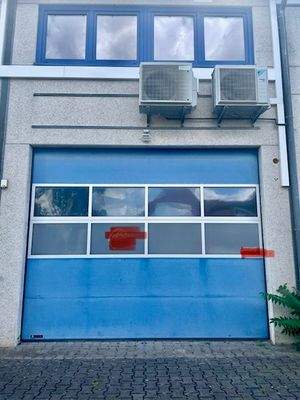 Optionale Halle mit Rolltor