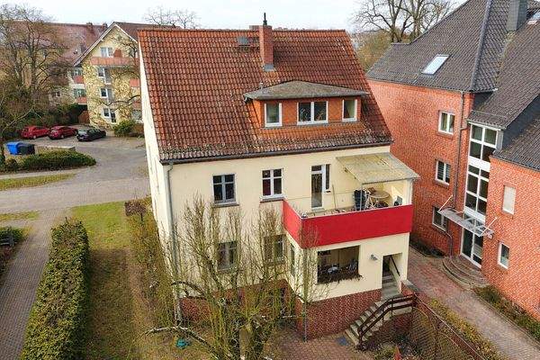 hintere Hausansicht mit Balkon und Veranda