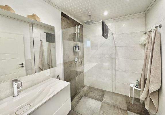 Dusch- und Wannenbad Souterrain-Ebene (1)