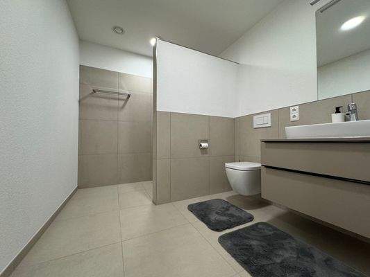 Modernes Bad mit begehbarer Dusche