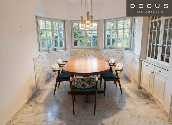 Gemütliches Zusammensitzen am großen Esstisch