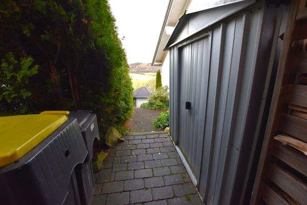 Weg in den Garten mit Geräteschuppen.JPG