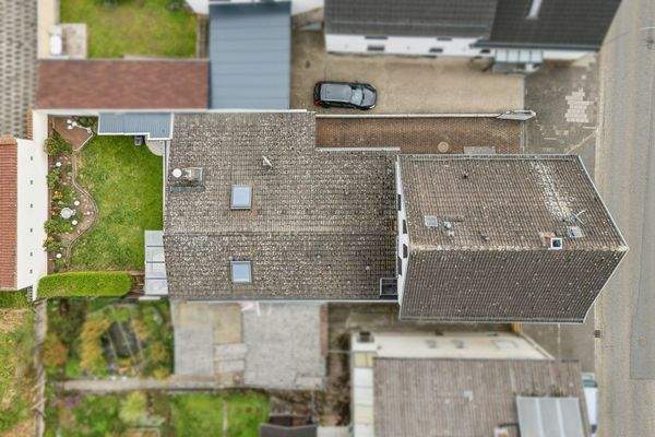 Vogelperspektive Vorderhaus und Anbau Bungalow hinten 