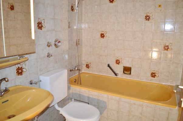 Bad mit Wanne.JPG