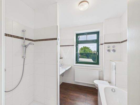 Wannen- und Duschbad-Nr. 1 im Obergeschoss