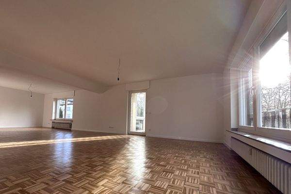 Großzügiges Wohnzimmer mit Zugang zum Wintergarten