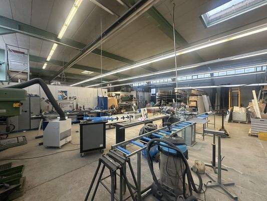 Werkstatt mit Maschinen