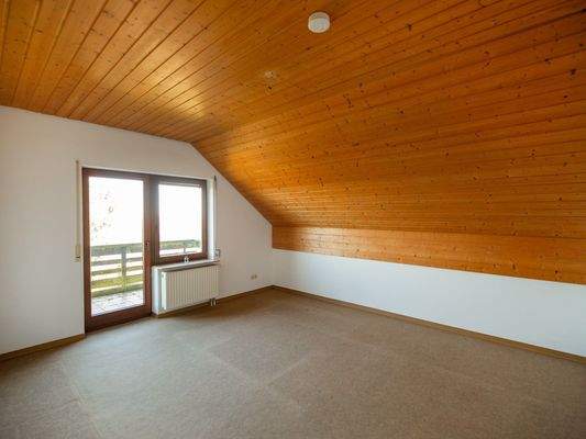 Gemütliches Dachgeschosszimmer mit Balkonzugang